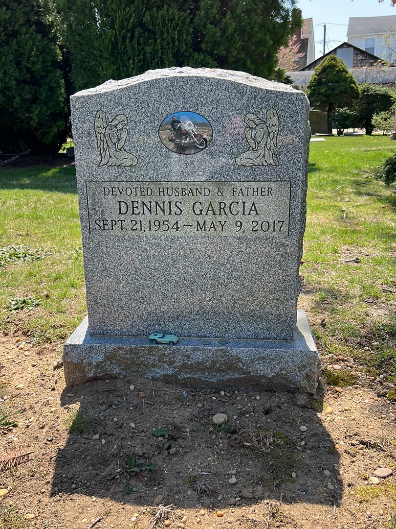 Dennis Garcia's grave. Photo 1
