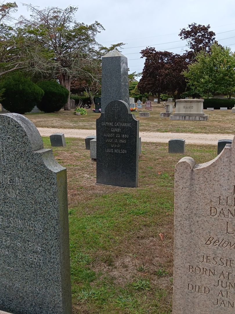 Daphne Catharine Gunby Neilson's grave. Photo 1