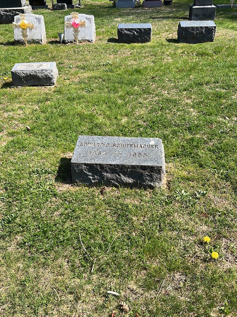 Edward C. Schiffmacher's grave. Photo 1