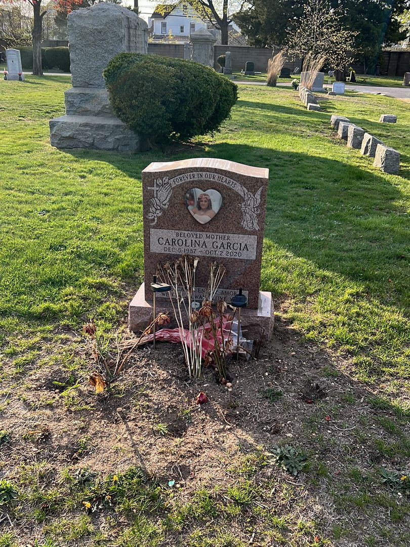 Carolina Garcia's grave. Photo 1