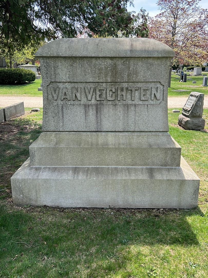 Elva Nagle's grave. Photo 1