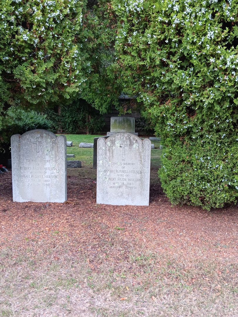 Sarah Russell Neilson's grave. Photo 1