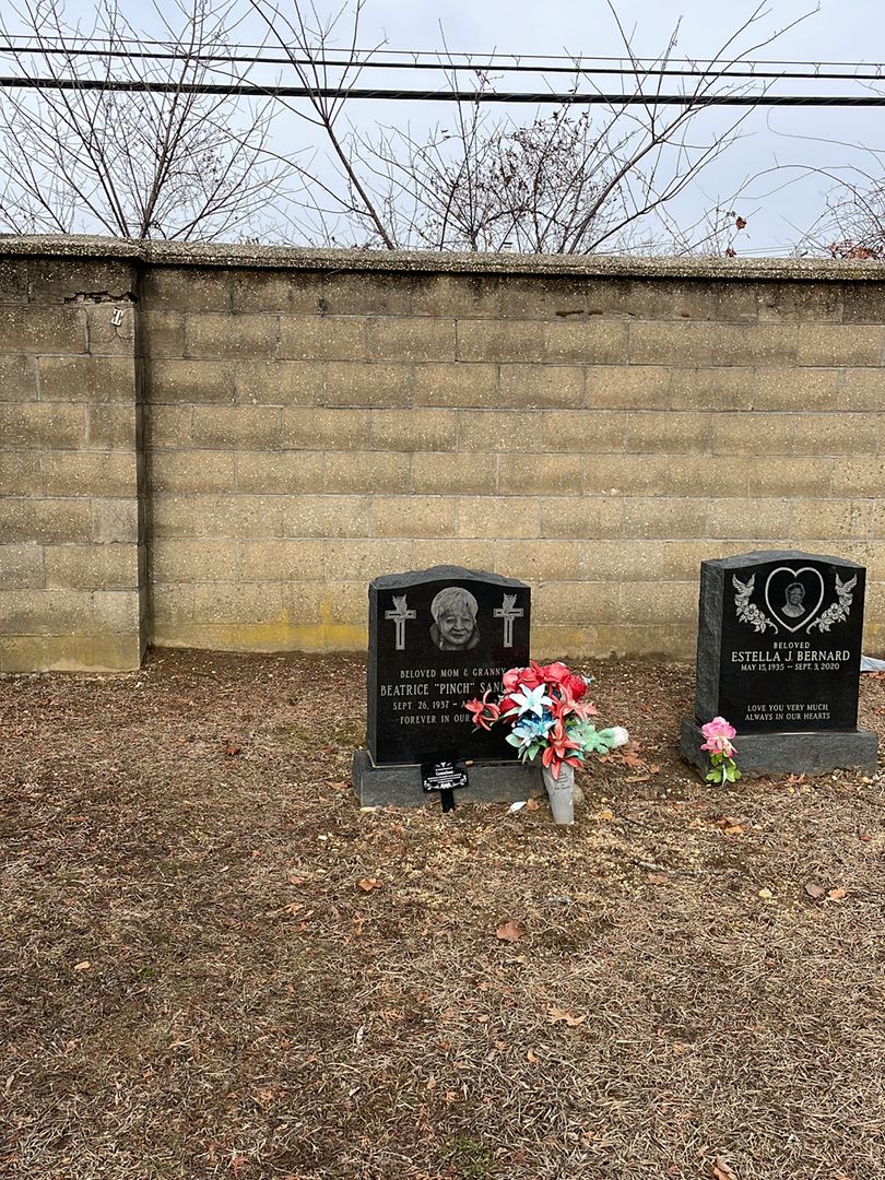 Beatrice "Pinch" Sanders's grave. Photo 1