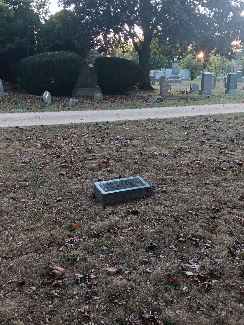 Walter M. Ratter's grave. Photo 1