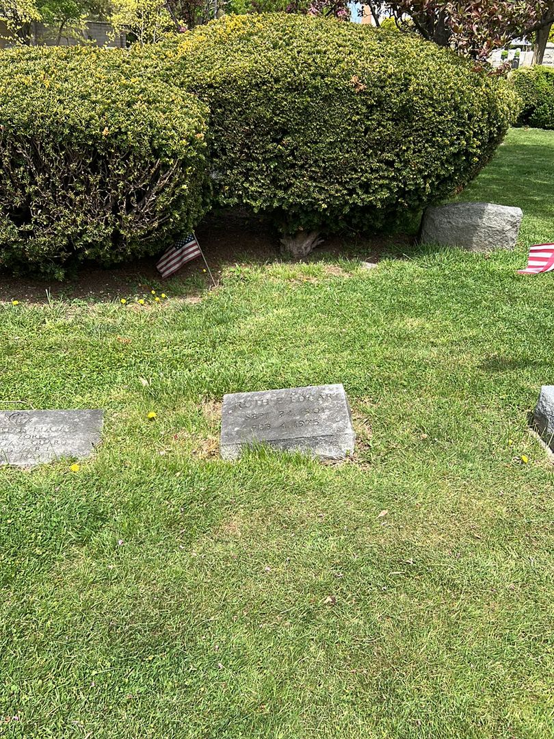 Ruth E. Edgar's grave. Photo 1